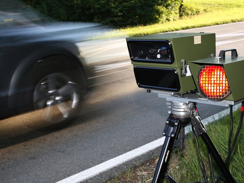 Ein Blitzer steht am Straßenrand. 